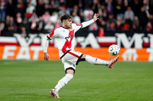 Andrei Rațiu este titular în Rayo Vallecano - AEK Atena / Foto: Imago Images