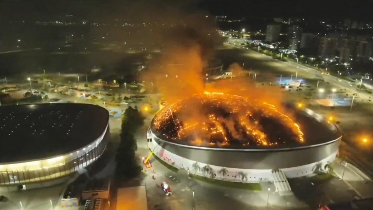 Incendiu la arena olimpică » 80 de pompieri au intervenit de urgență!