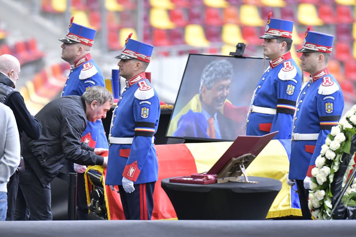 Gică Hagi a venit din nou la priveghiul lui Mircea Lucescu! „Regele”, în lacrimi lângă sicriu