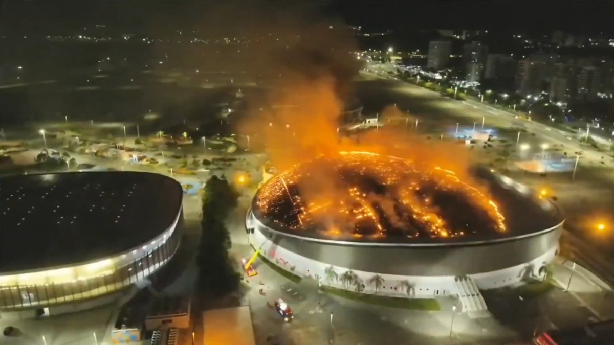 Incendiu la arena olimpică » 80 de pompieri au intervenit de urgență!