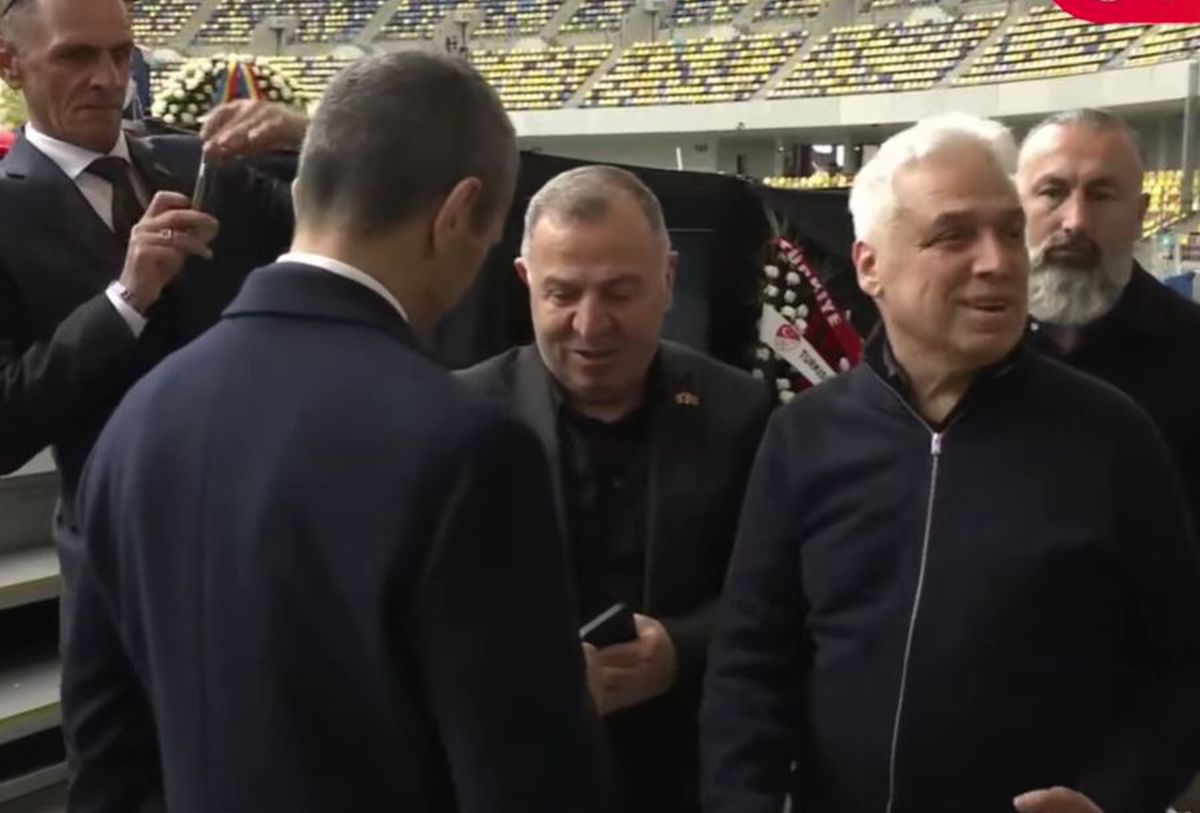 Jurnalistul turc care i-a pupat mâna lui Mircea Lucescu a făcut la fel cu Răzvan
