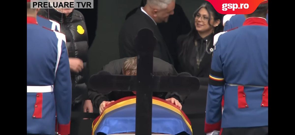 Fanii lui Dinamo i-au strigat numele lui Mircea Lucescu pentru ultima oară » Imagini sfâșietoare cu Răzvan Lucescu