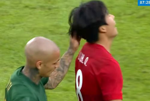 Alexandru Mitriță, extrema stânga de la Zhejiang, a primit o suspendare de 4 etape, după ce și-a tras un adversar de păr în partida cu Chongqing Tonglianglong, scor 0-1