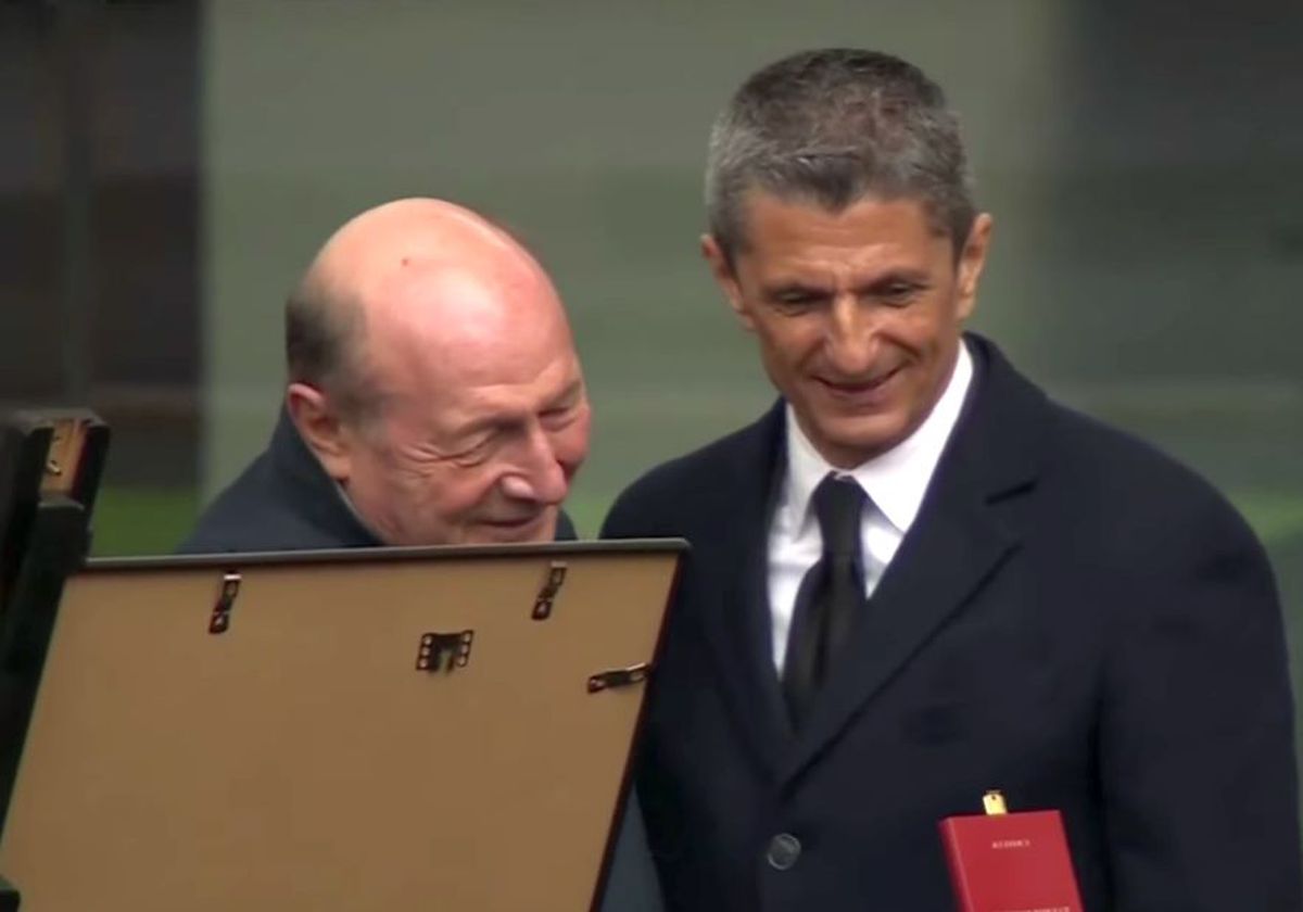 Acum 17 ani îl decora pe Mircea Lucescu, astăzi la priveghiul acestuia » Traian Băsescu: „Un singur cuvânt am de spus”