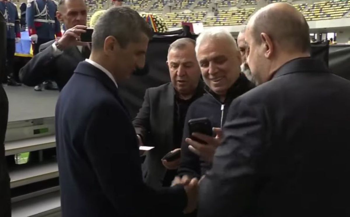 Jurnalistul turc care i-a pupat mâna lui Mircea Lucescu a făcut la fel cu Răzvan