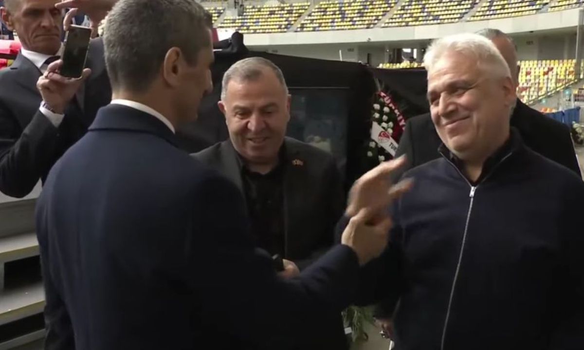 Jurnalistul turc care i-a pupat mâna lui Mircea Lucescu a făcut la fel cu Răzvan