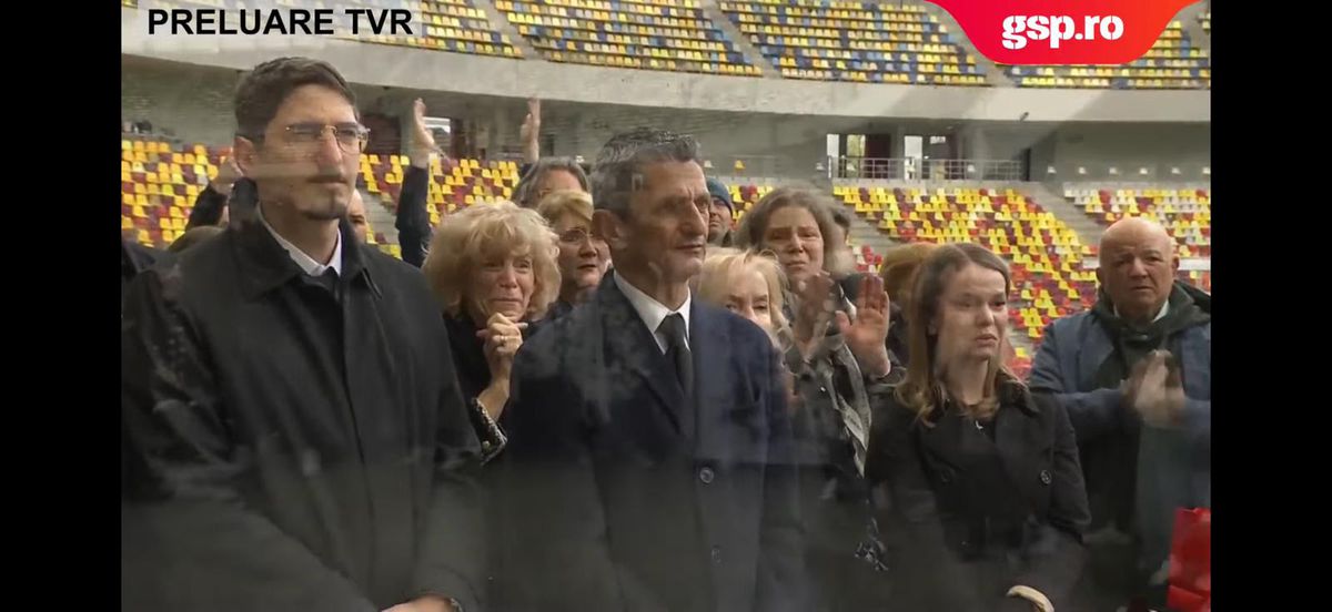 Fanii lui Dinamo i-au strigat numele lui Mircea Lucescu pentru ultima oară » Imagini sfâșietoare cu Răzvan Lucescu