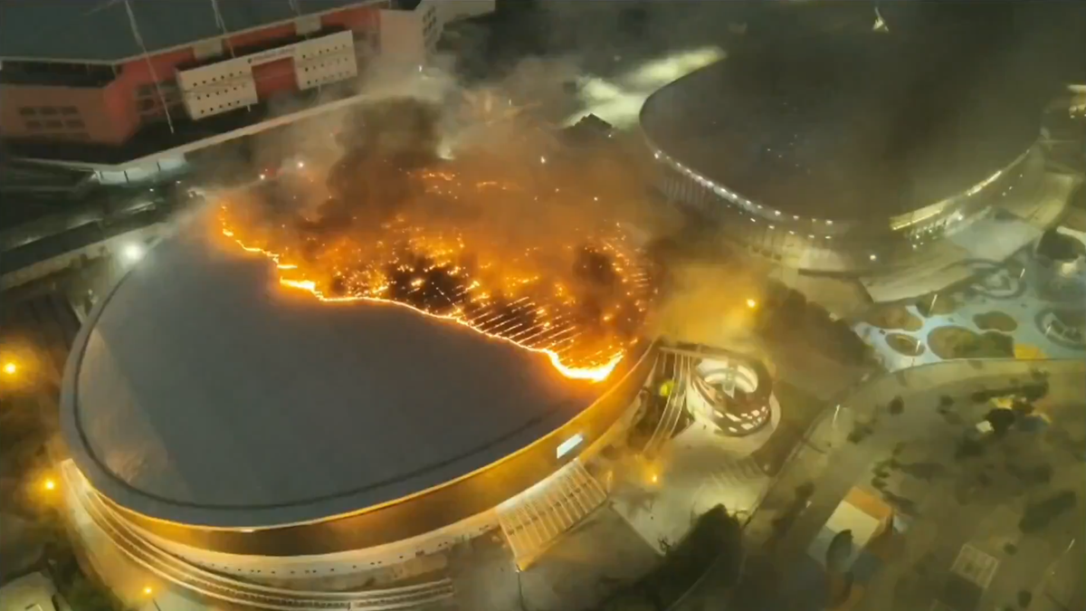 Incendiu la arena olimpică » 80 de pompieri au intervenit de urgență!