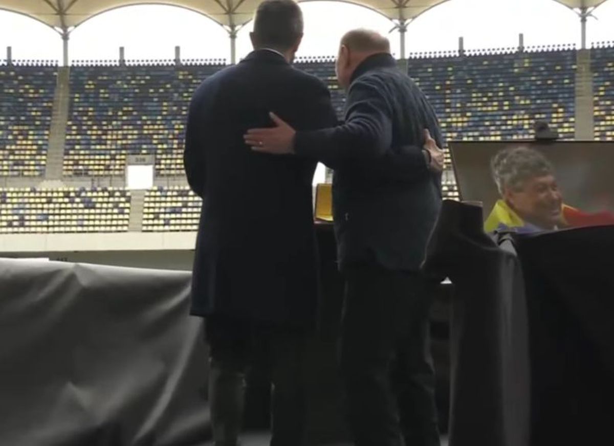 Acum 17 ani îl decora pe Mircea Lucescu, astăzi la priveghiul acestuia » Traian Băsescu: „Un singur cuvânt am de spus”