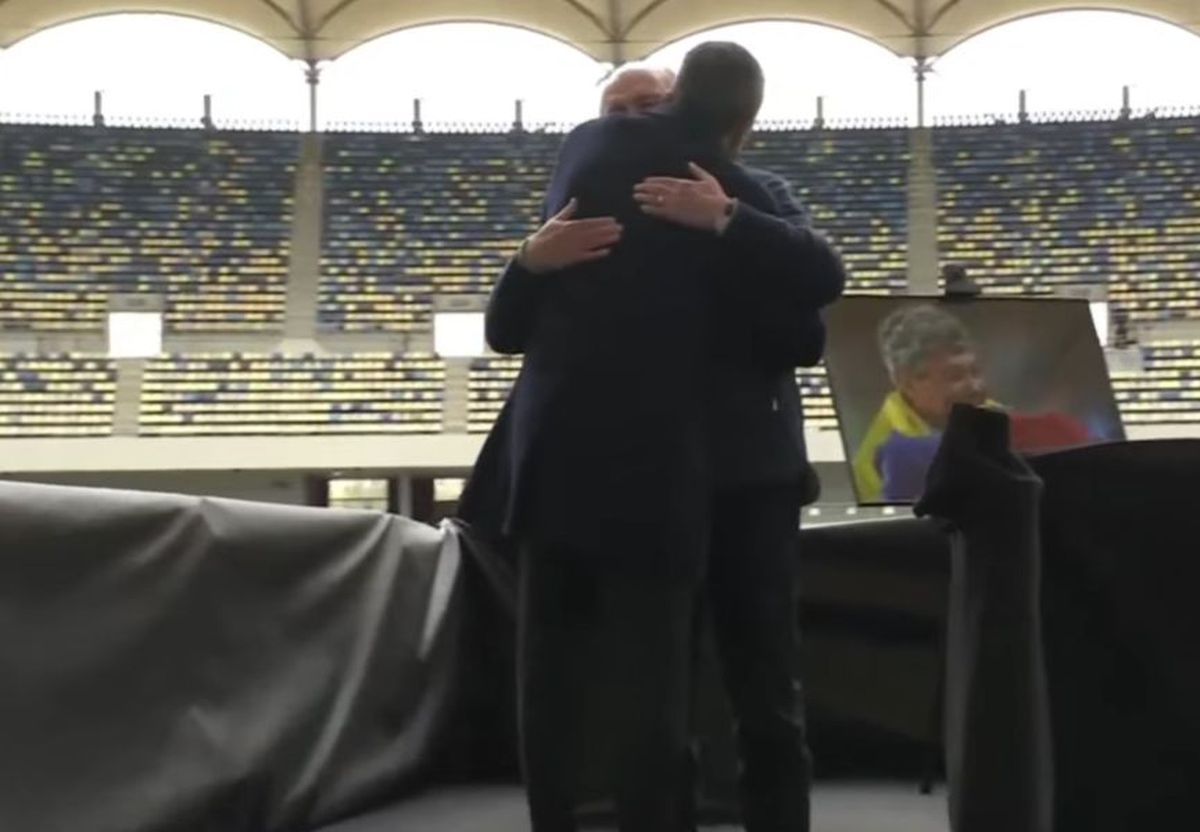 Acum 17 ani îl decora pe Mircea Lucescu, astăzi la priveghiul acestuia » Traian Băsescu: „Un singur cuvânt am de spus”