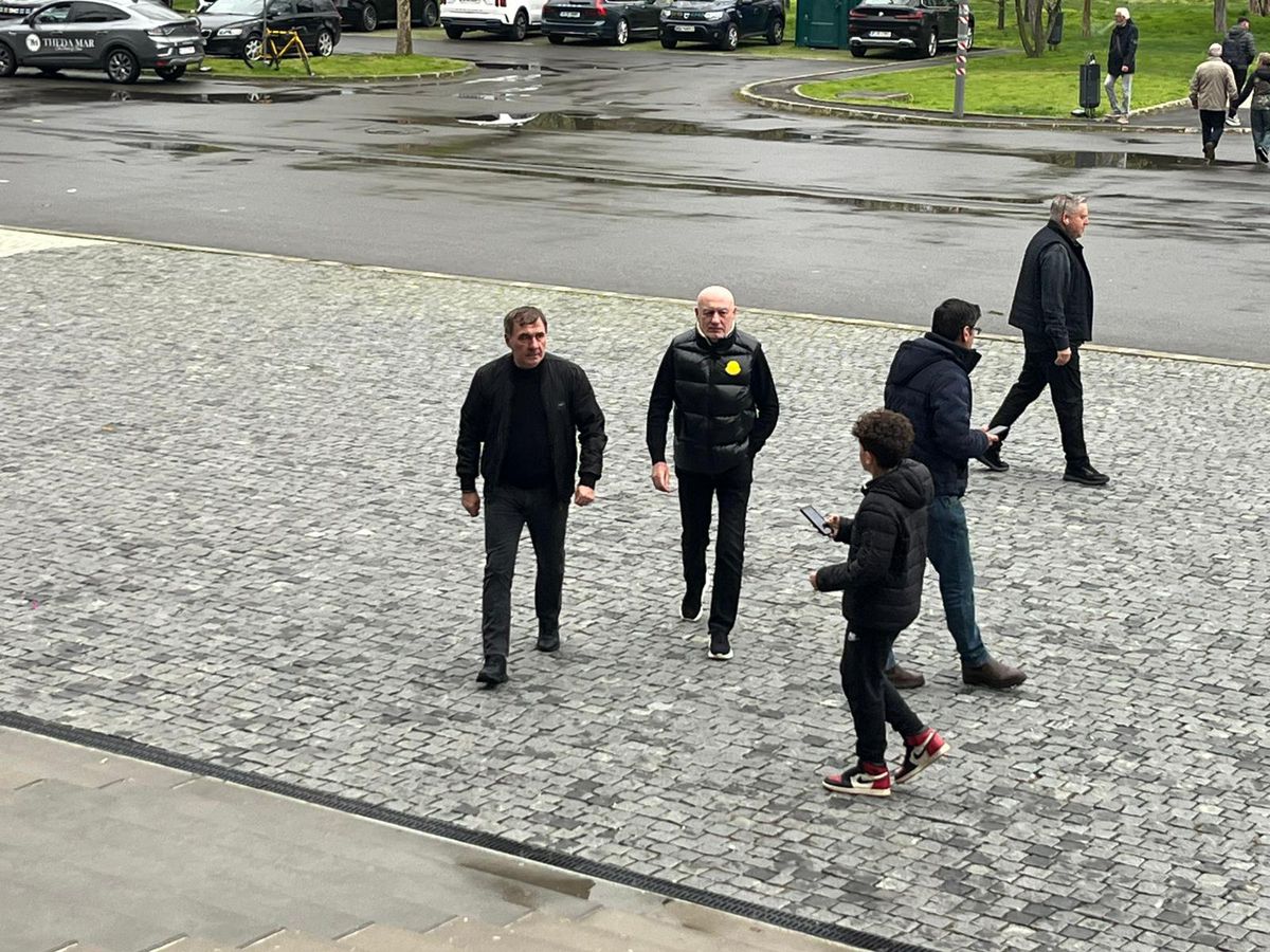 Gică Hagi a venit din nou la priveghiul lui Mircea Lucescu! „Regele”, în lacrimi lângă sicriu