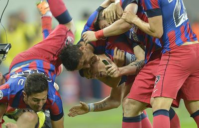 Episod dureros pentru un fotbalist în derby-ul FCSB - Dinamo: „M-a tăiat un telefon aruncat din tribune. A curs sânge!”