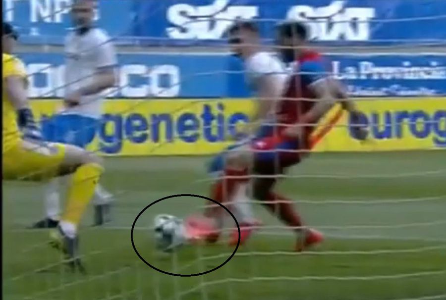 Momentul în care Al Mawas împinge mingea în plasă Două faze controversate în Universitatea Craiova - FC Botoșani » Oltenii, dezavantajați de arbitraj