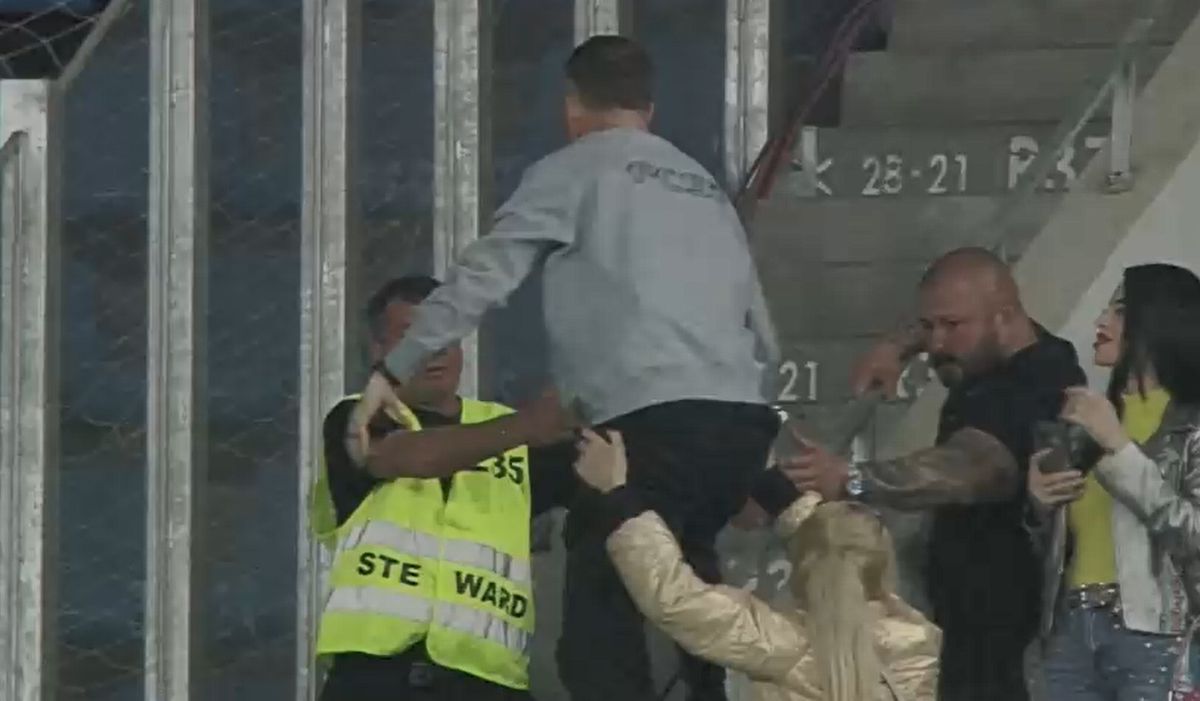 Mihai Stoica a speriat un steward la Universitatea Craiova – FCSB » S-a prefăcut că-l lovește! Cum a reacționat bărbatul