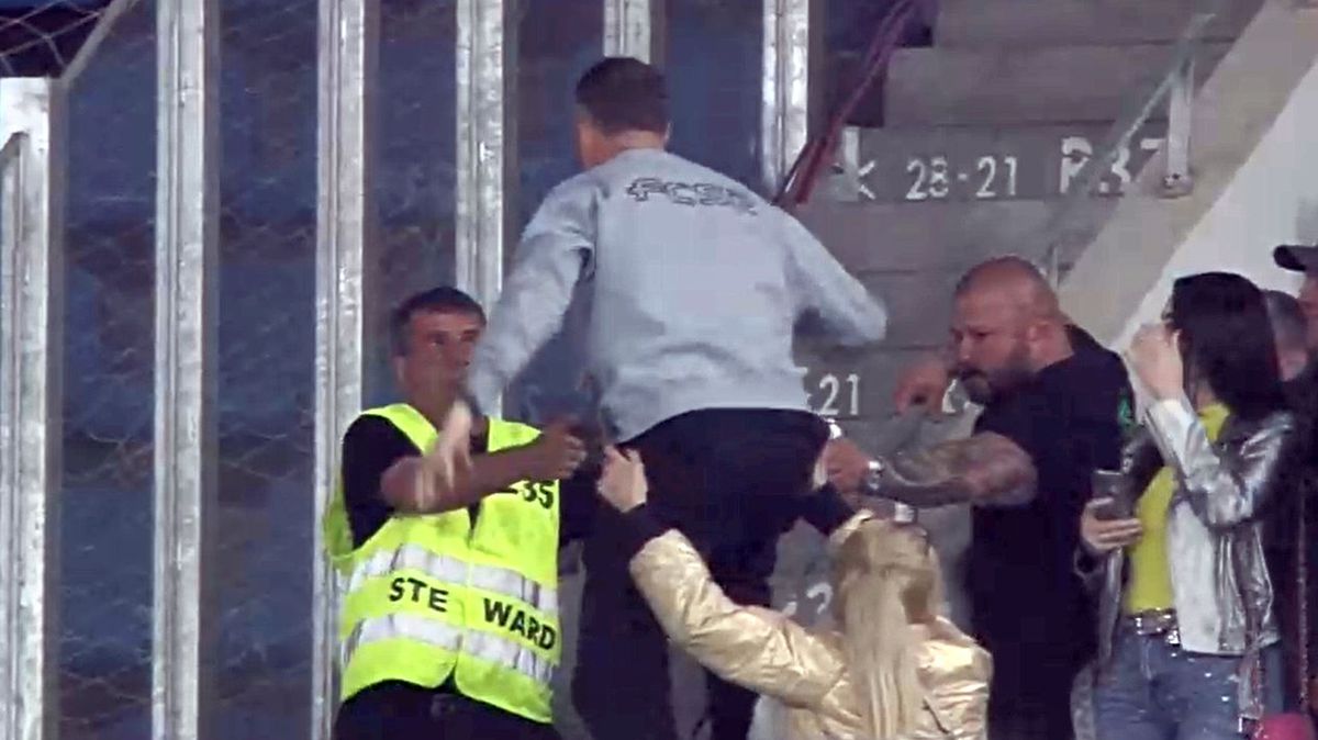 Mihai Stoica a speriat un steward la Universitatea Craiova – FCSB » S-a prefăcut că-l lovește! Cum a reacționat bărbatul