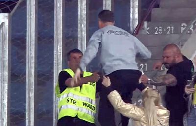 Mihai Stoica a speriat un steward la Universitatea Craiova – FCSB » S-a prefăcut că-l lovește! Cum a reacționat bărbatul