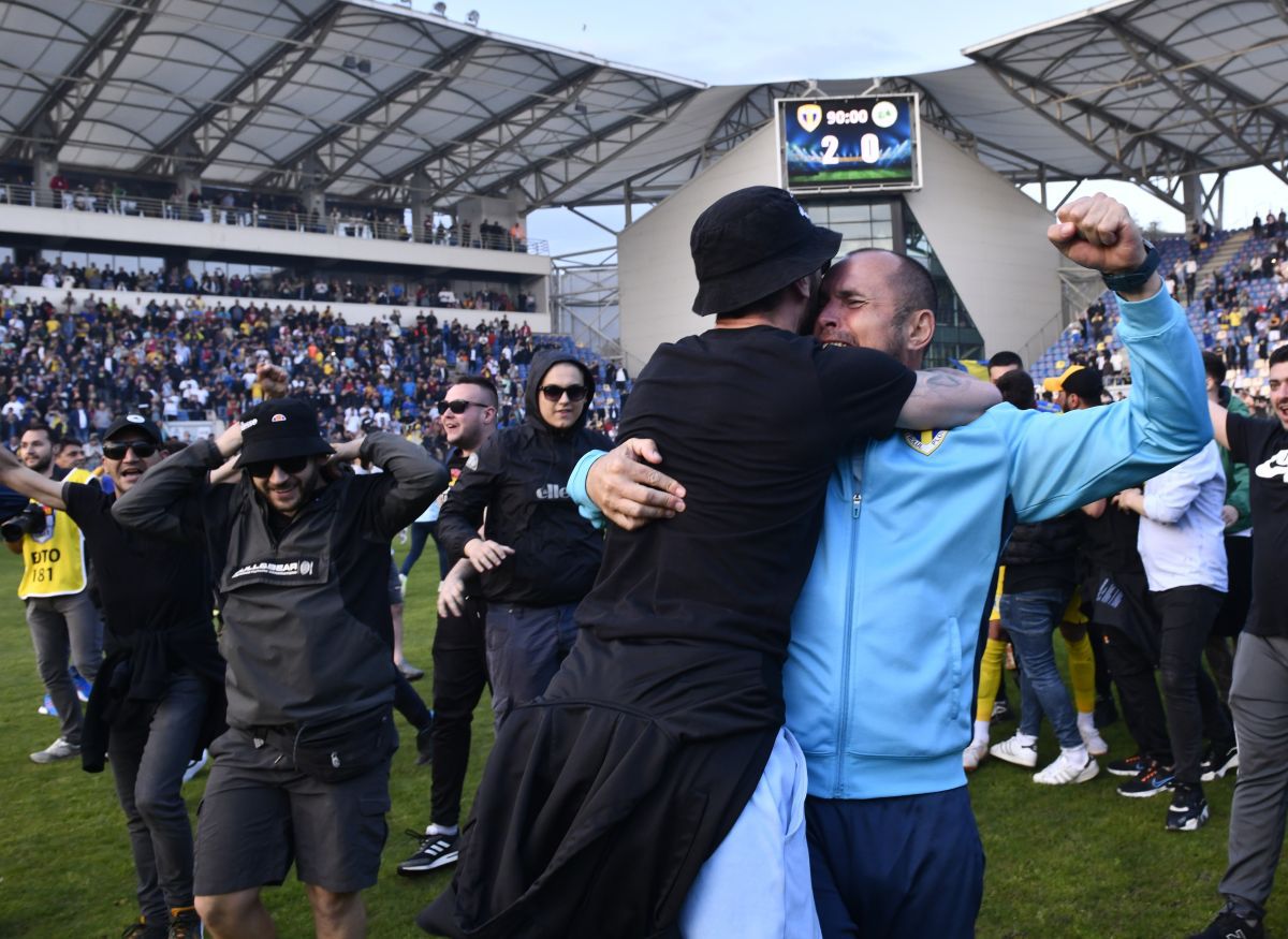 Petrolul a promovat matematic în Liga 1 » Fanii au intrat pe gazon!