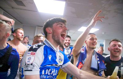 Scene ireale în Anglia » La pauză, aveau nevoie de 5 goluri în plus față de adversară pentru a promova. La final, au început sărbătoarea!