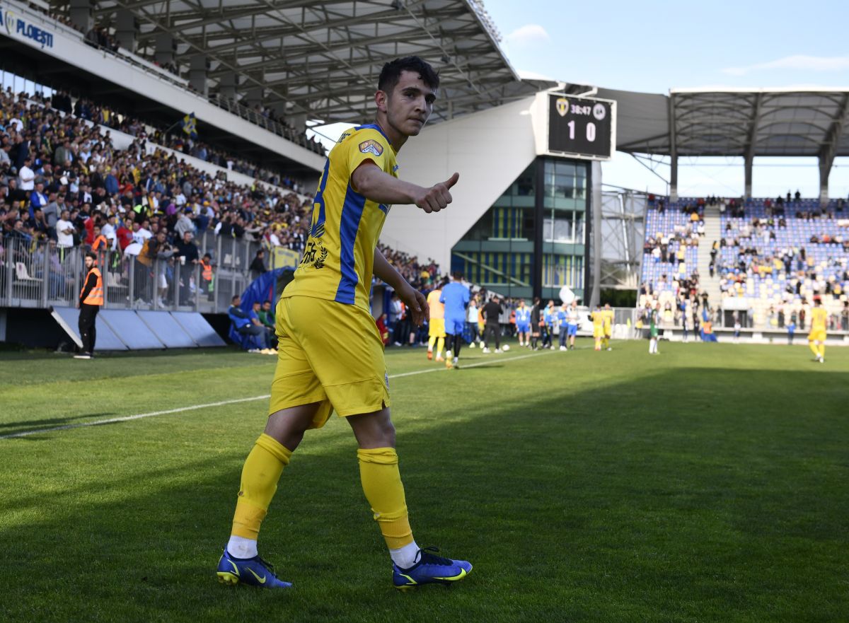 Petrolul a promovat matematic în Liga 1 » Fanii au intrat pe gazon!