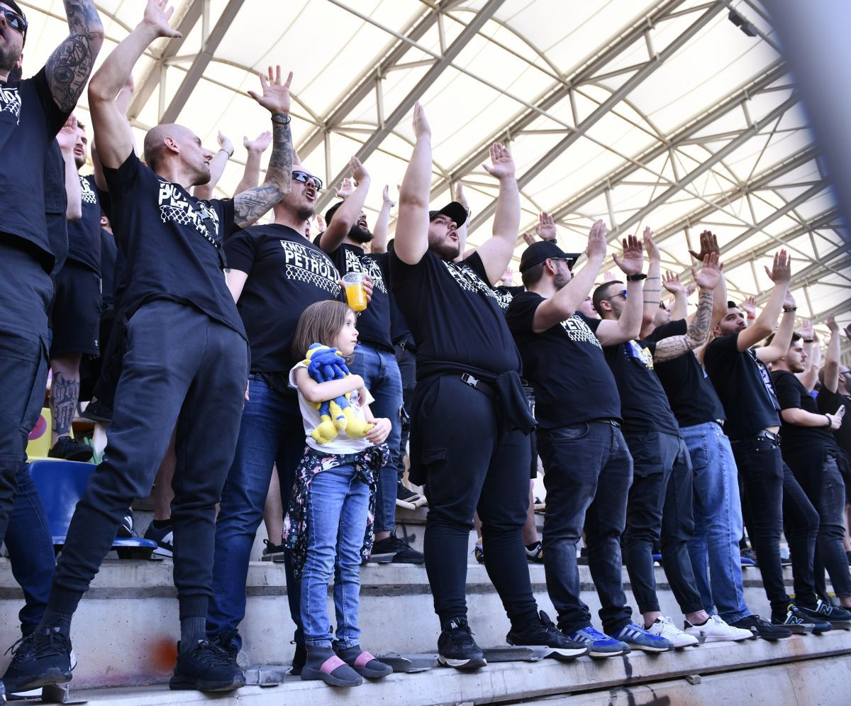 Petrolul a promovat matematic în Liga 1 » Fanii au intrat pe gazon!