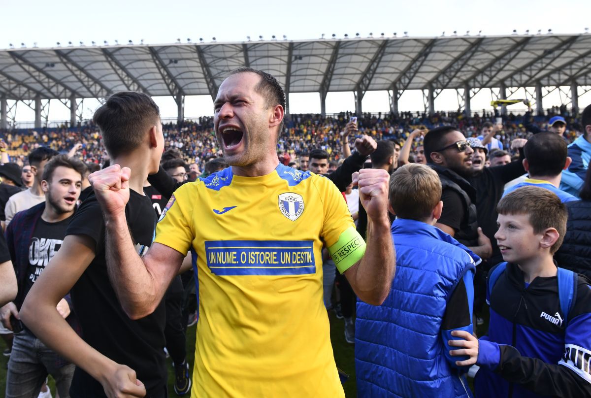 Petrolul a promovat matematic în Liga 1 » Fanii au intrat pe gazon!