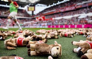Imagine răscolitoare » Clubul din Bundesliga a umplut terenul cu jucării de pluș în memoria copiilor uciși în războiul din Ucraina