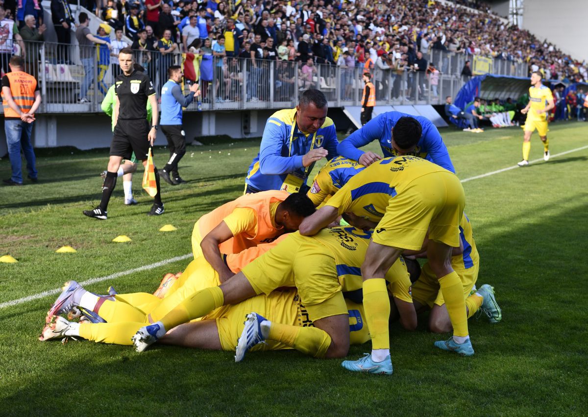 Petrolul a promovat matematic în Liga 1 » Fanii au intrat pe gazon!