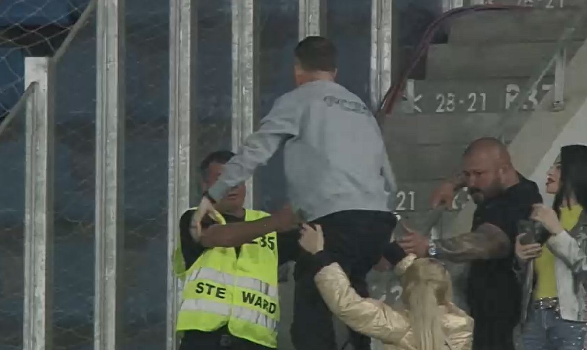 Mihai Stoica a speriat un steward la Universitatea Craiova – FCSB » S-a prefăcut că-l lovește! Cum a reacționat bărbatul