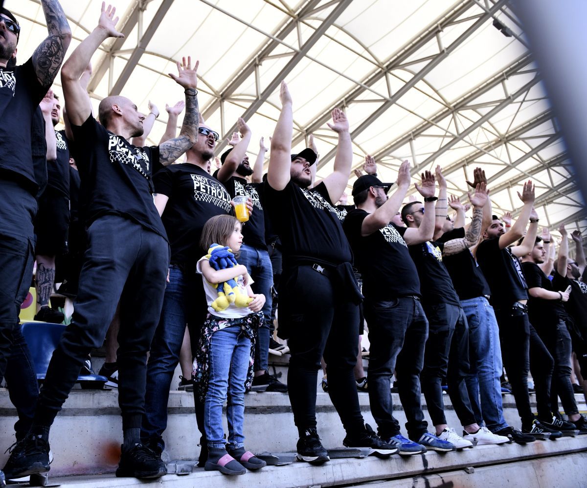 Petrolul a promovat matematic în Liga 1 » Fanii au intrat pe gazon!