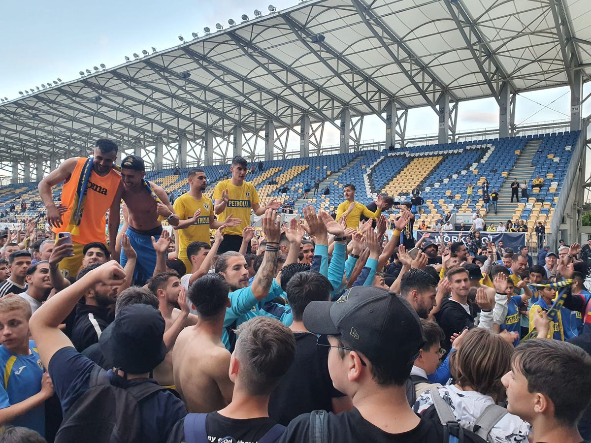 Petrolul a promovat matematic în Liga 1 » Fanii au intrat pe gazon!