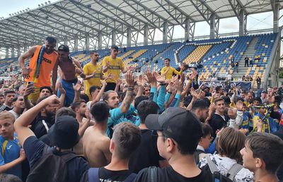 Petrolul a promovat matematic în Liga 1 » Fanii au intrat pe gazon!