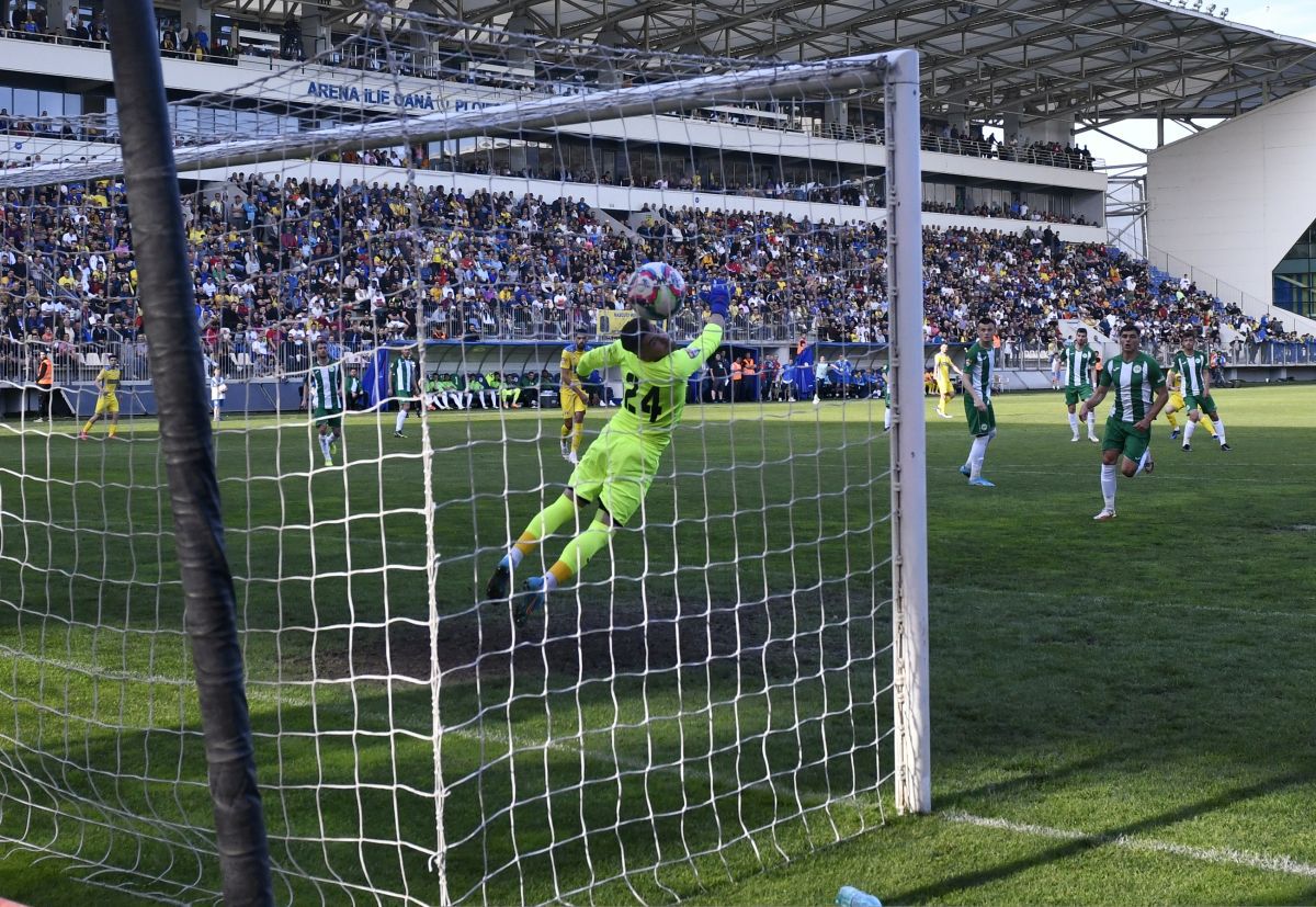 Petrolul a promovat matematic în Liga 1 » Fanii au intrat pe gazon!