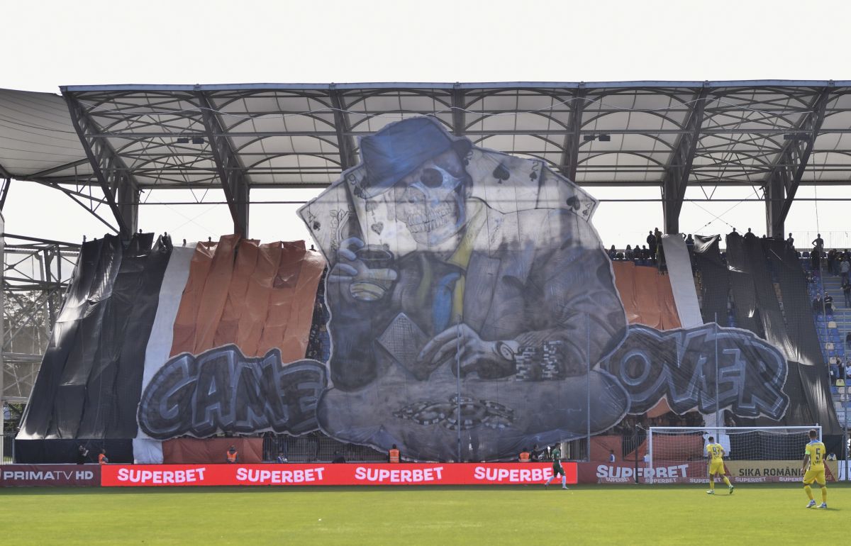 Petrolul a promovat matematic în Liga 1 » Fanii au intrat pe gazon!