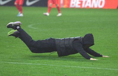 Imposibil de recunoscut » A „invadat” terenul și a plonjat pe gazonul ud, imediat după FCSB - Sepsi 3-1