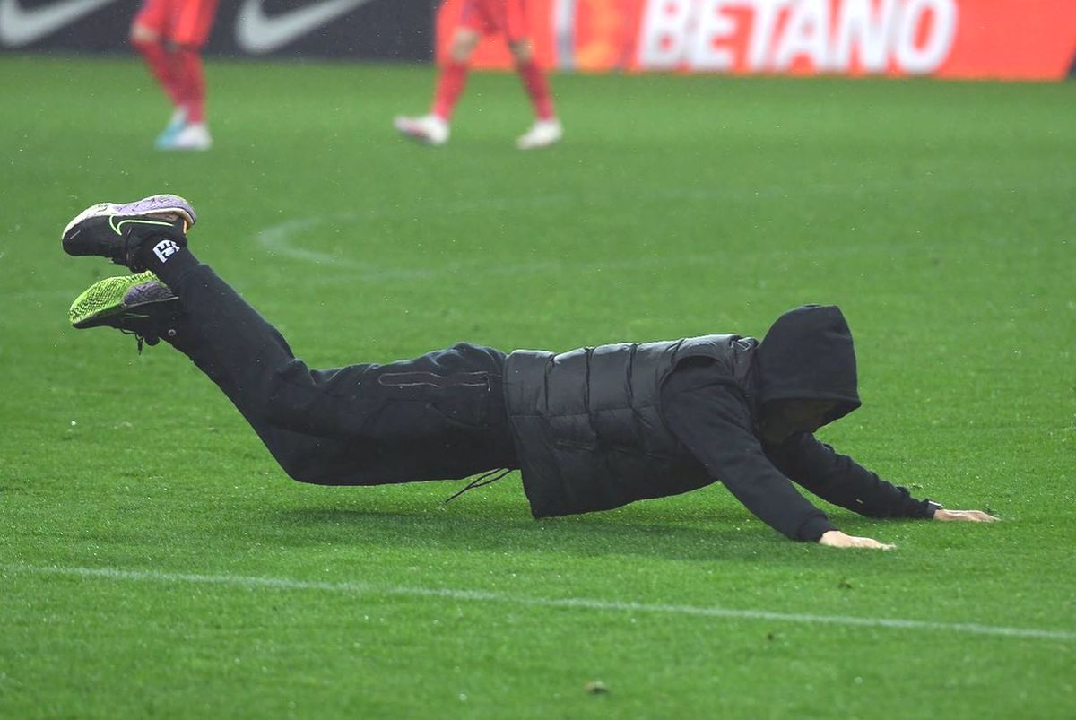 Imposibil de recunoscut » A „invadat” terenul și a plonjat pe gazonul ud, imediat după FCSB - Sepsi 3-1