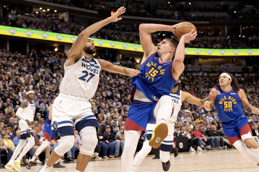 Rudy Gorbert și Nikola Jokic în duel în timpul semifinalelor Conferinței de Vest. Sursă FOTO: Imago