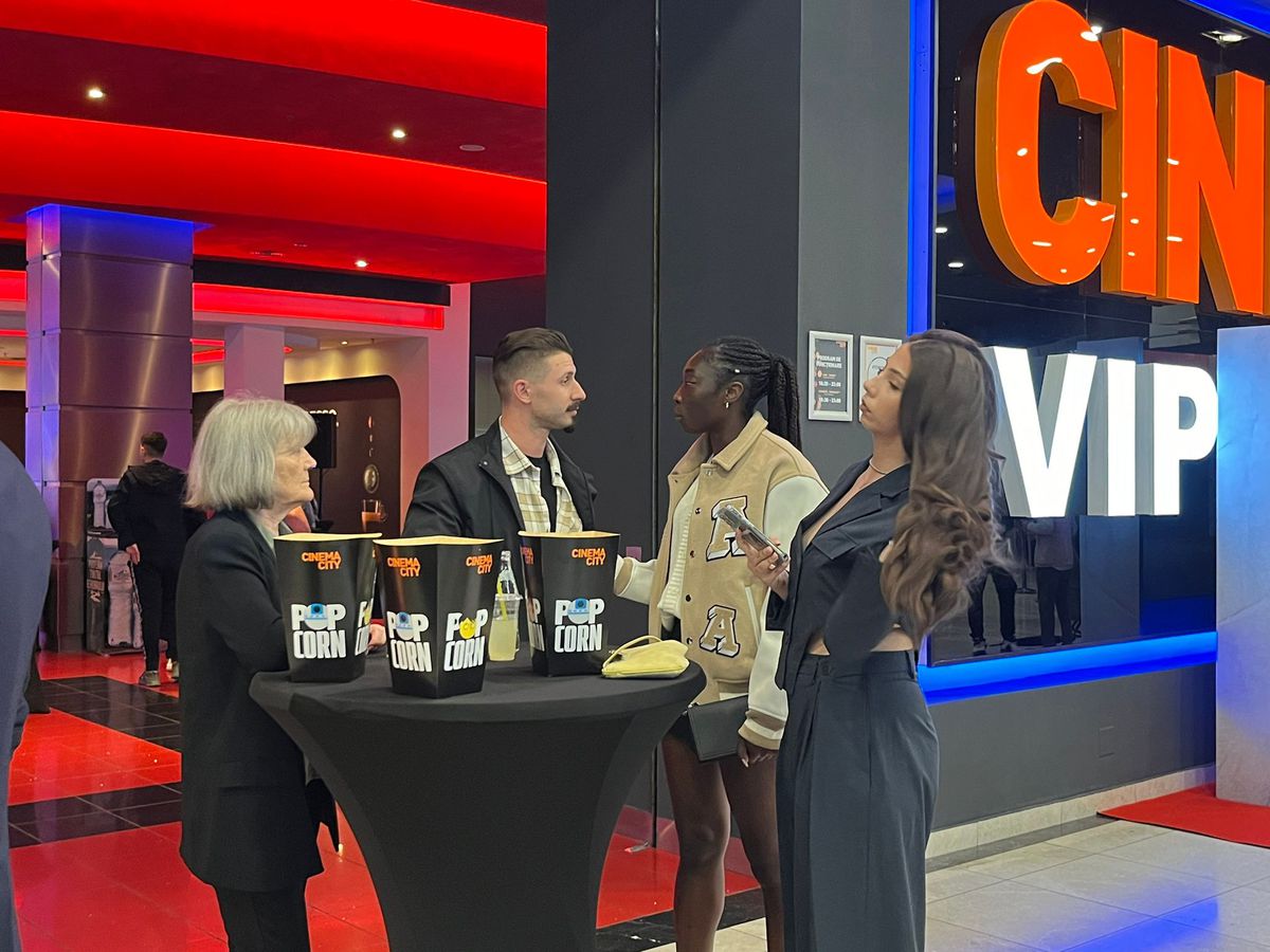 Filmul „În inima naționalei” a fost lansat » Imagini spectaculoase de la eveniment + Cine e „omul din umbră”