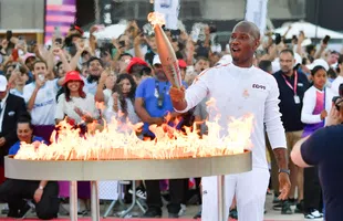 Mii de oameni pe urmele torței olimpice! Drogba a aprins vasul olimpic în faţa stadionului Velodrome