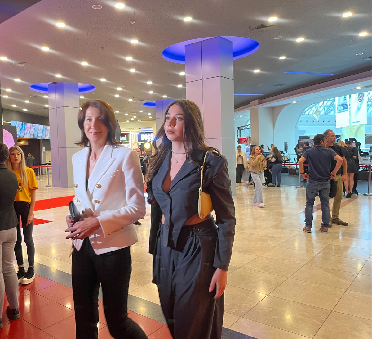 Filmul „În inima naționalei” a fost lansat » Imagini spectaculoase de la eveniment + Cine e „omul din umbră”