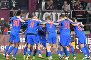 „Mă surprinde!” » Antrenorul străin dat pe spate de fotbalistul în vogă de la FCSB: „Greu să-l scoți de acolo”