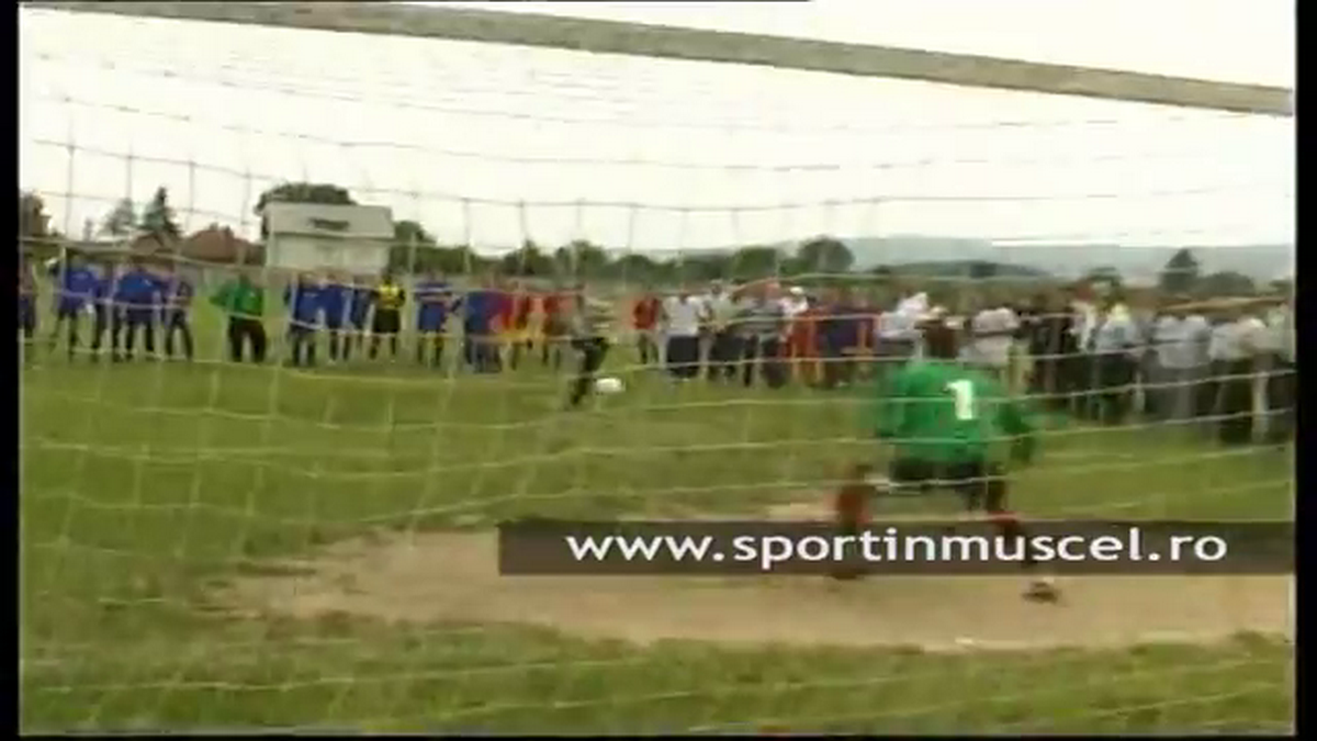 Stadionul pe care Gigi Becali juca fotbal în campania electorală a fost arat pentru a se cultiva porumb