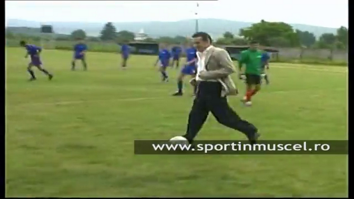 Stadionul pe care Gigi Becali juca fotbal în campania electorală a fost arat pentru a se cultiva porumb