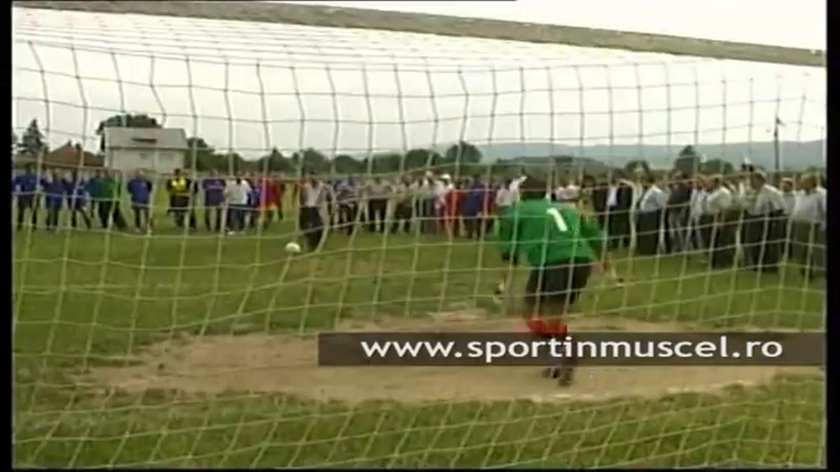 Stadionul pe care Gigi Becali juca fotbal în campania electorală a fost arat pentru a se cultiva porumb