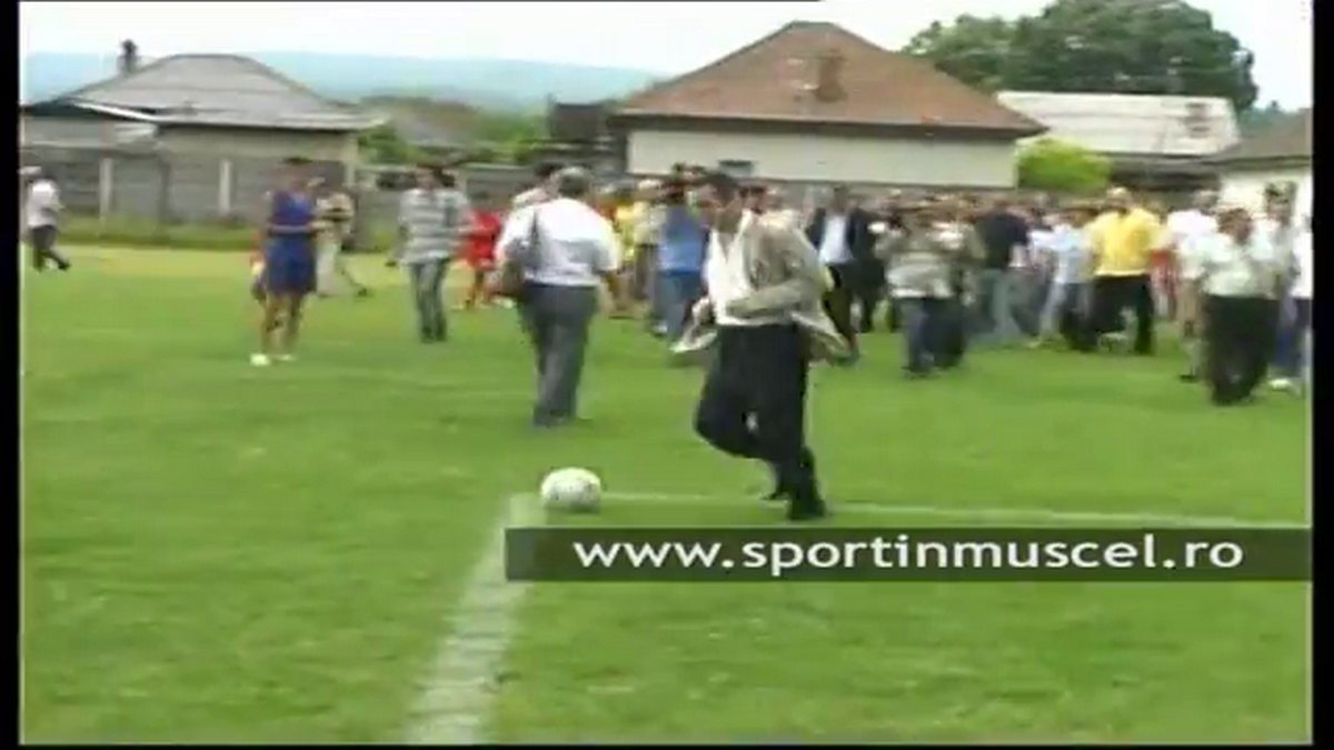 Stadionul pe care Gigi Becali juca fotbal în campania electorală a fost arat pentru a se cultiva porumb