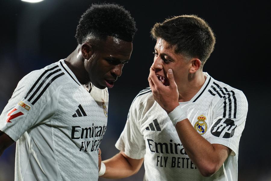 Arda Guler și Vinicius, în timpul unui meci al celor de la Real Madrid // FOTO: Getty Images UEFA a ales cel mai bun prim 11 al sezonului în Champions League și a desemnat vedeta