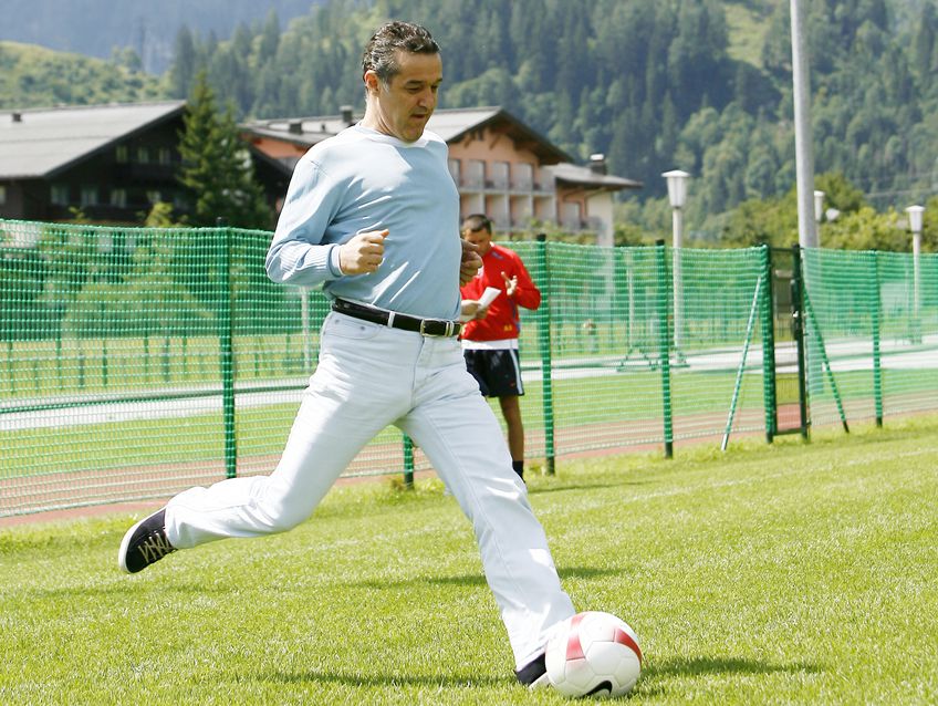 GALERIE FOTO Stadionul pe care Gigi Becali juca fotbal în campania electorală a fost arat pentru a se cultiva porumb