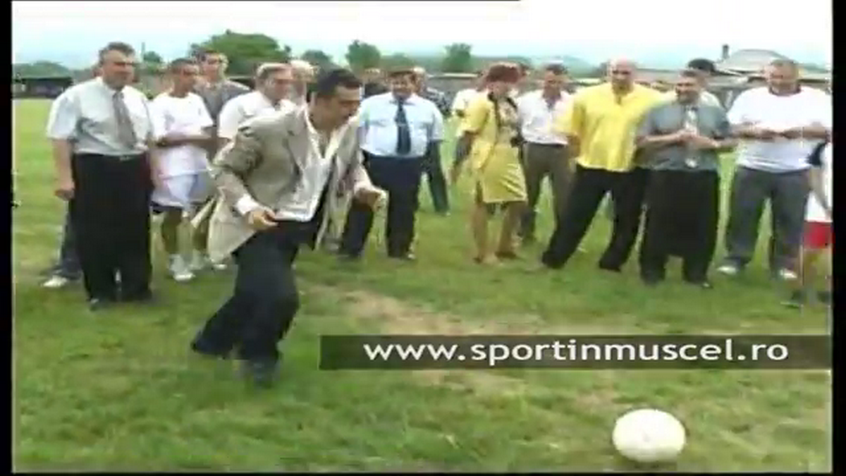 Stadionul pe care Gigi Becali juca fotbal în campania electorală a fost arat pentru a se cultiva porumb