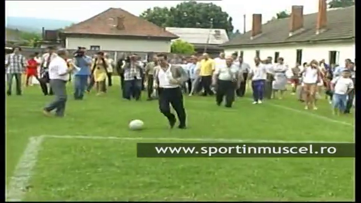 Stadionul pe care Gigi Becali juca fotbal în campania electorală a fost arat pentru a se cultiva porumb