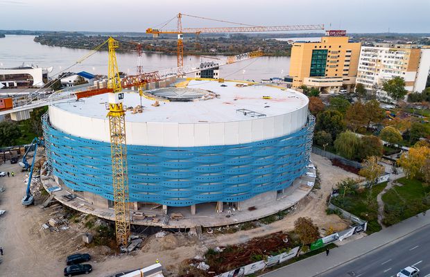 Cea mai nouă sală polivalentă din România prinde contur! S-a început montarea celor 5.000 de scaune