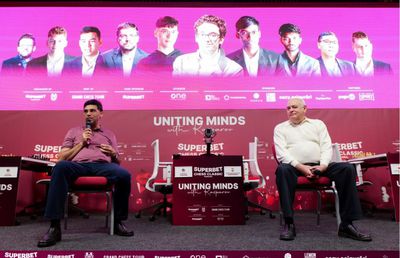 Grand Chess Tour 2025 continuă la București: Deac strălucește în runda a doua la Superbet Chess Classic.  Revanșe și remize de clasă la București